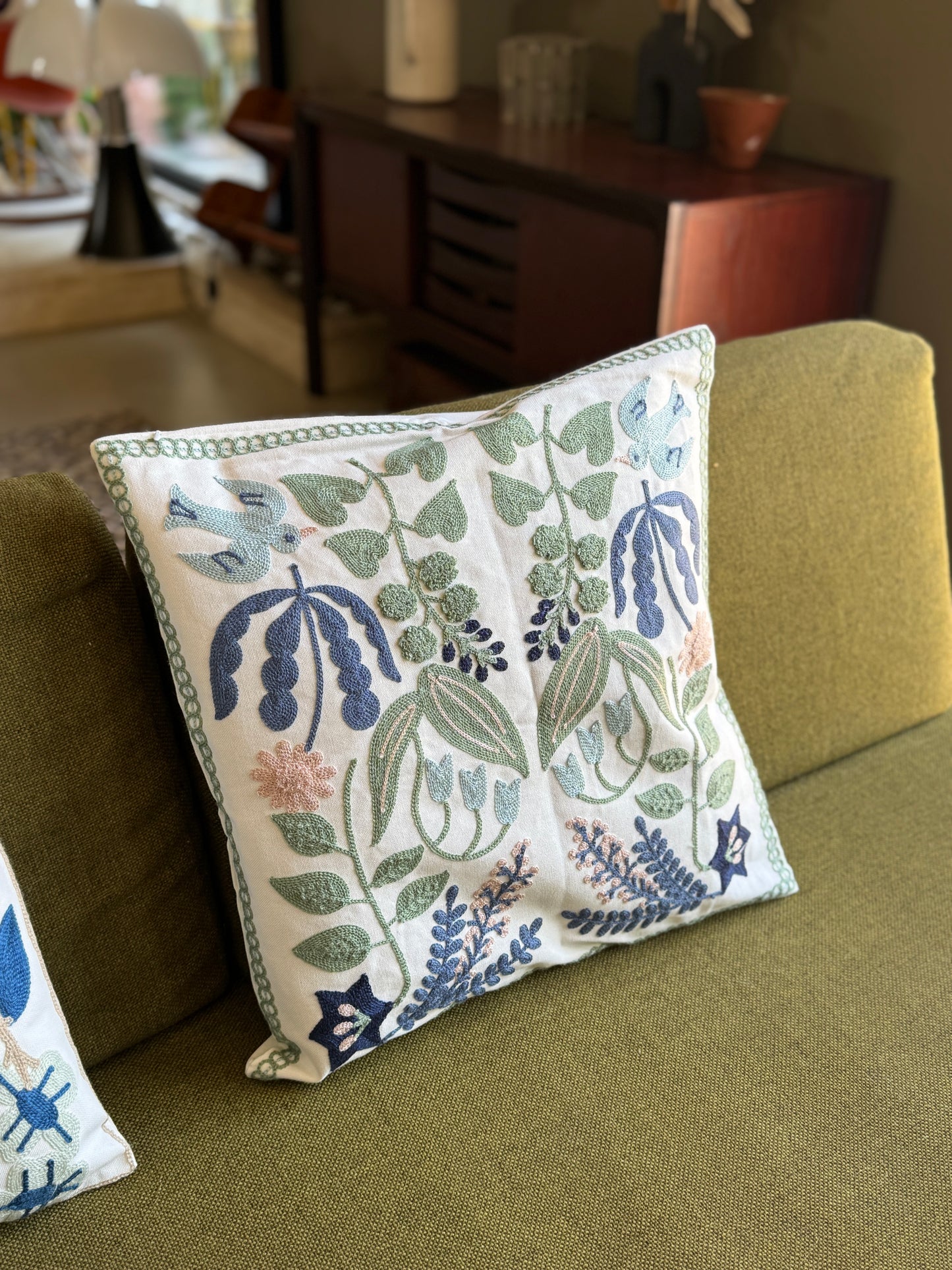 Housses de coussins brodées