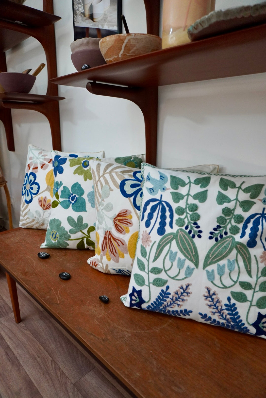 Housses de coussins brodées