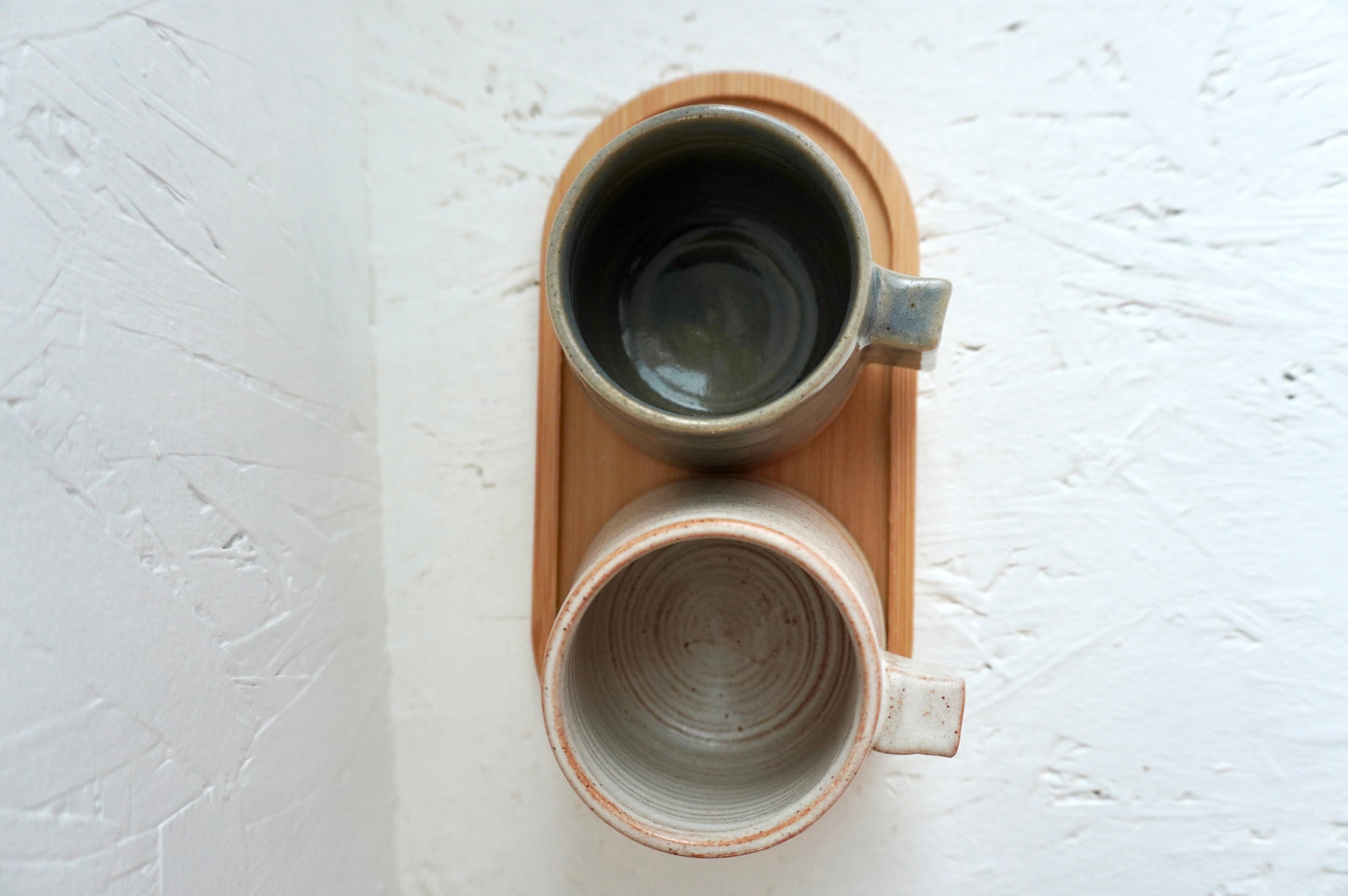 Duo de tasses espresso artisanales en grès avec plateau bambou
