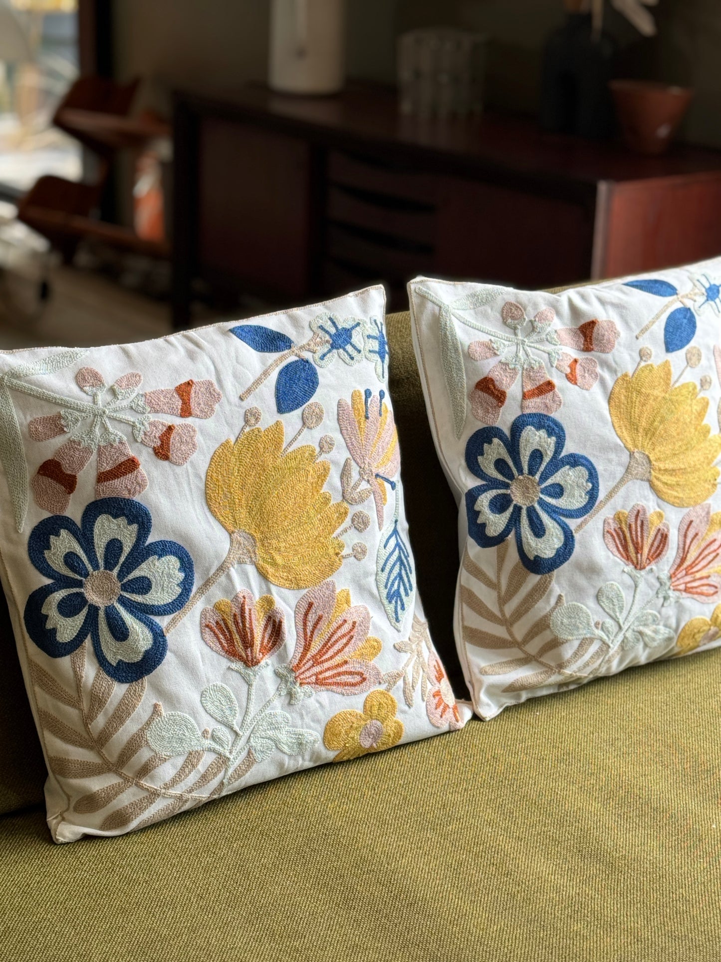 Housses de coussins brodées