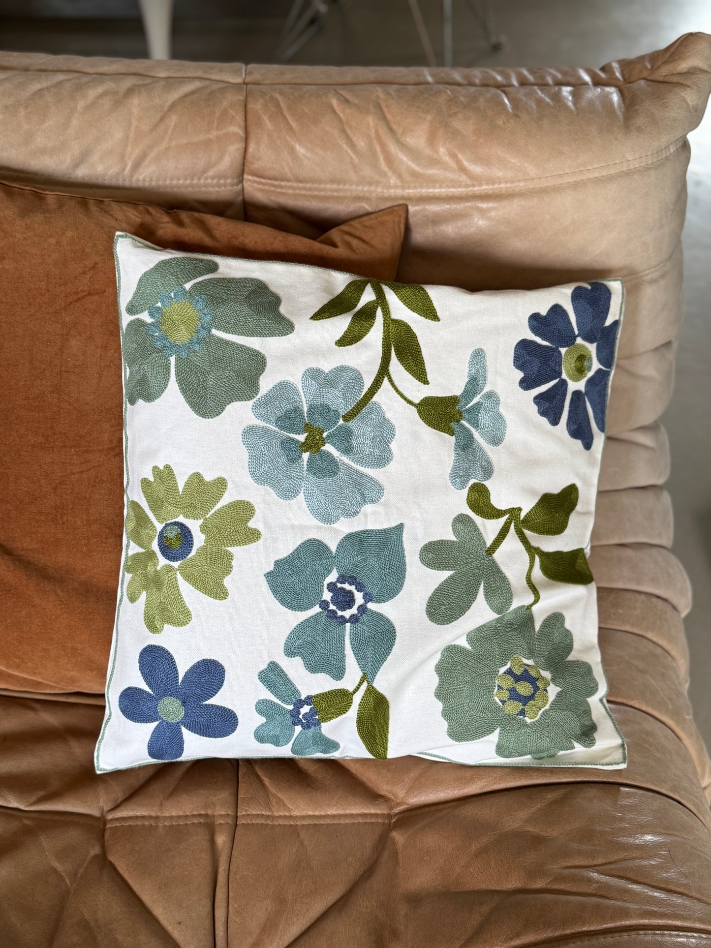 Housses de coussins brodées