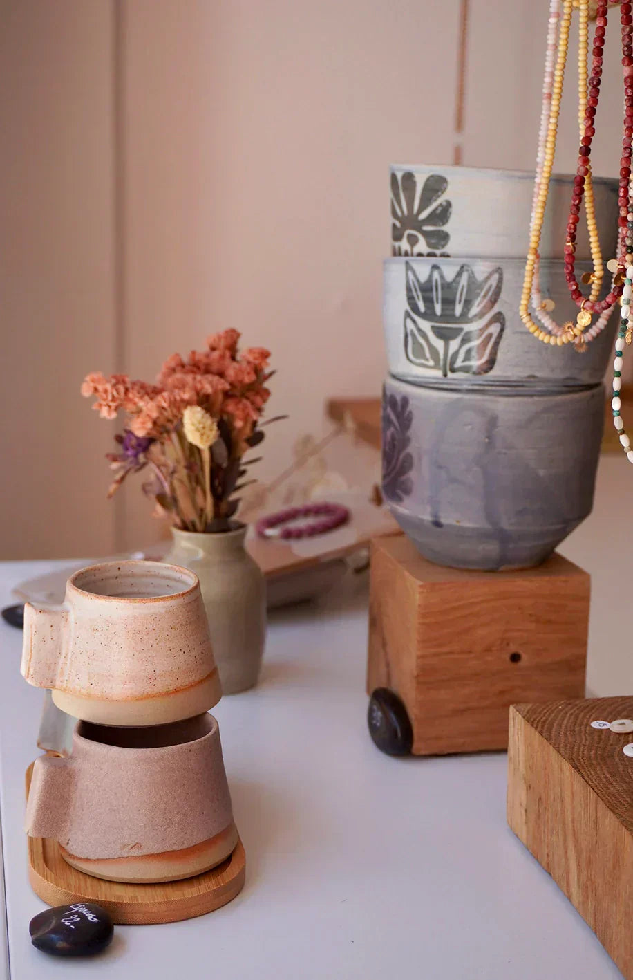 Tasses artisanales en grès et vases en céramique façonnés à la main dans l'atelier Terre par NMP à Pau