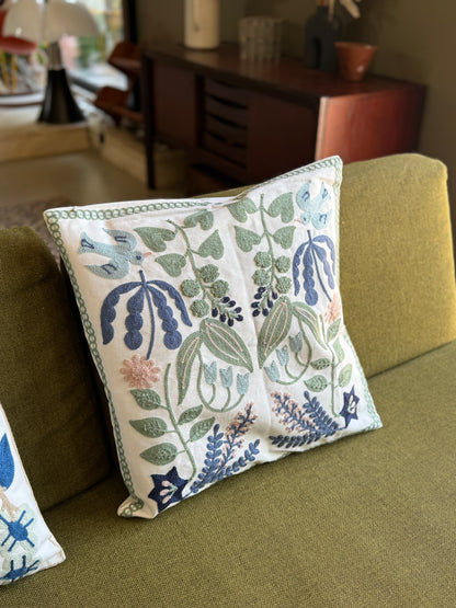 Housses de coussins brodées