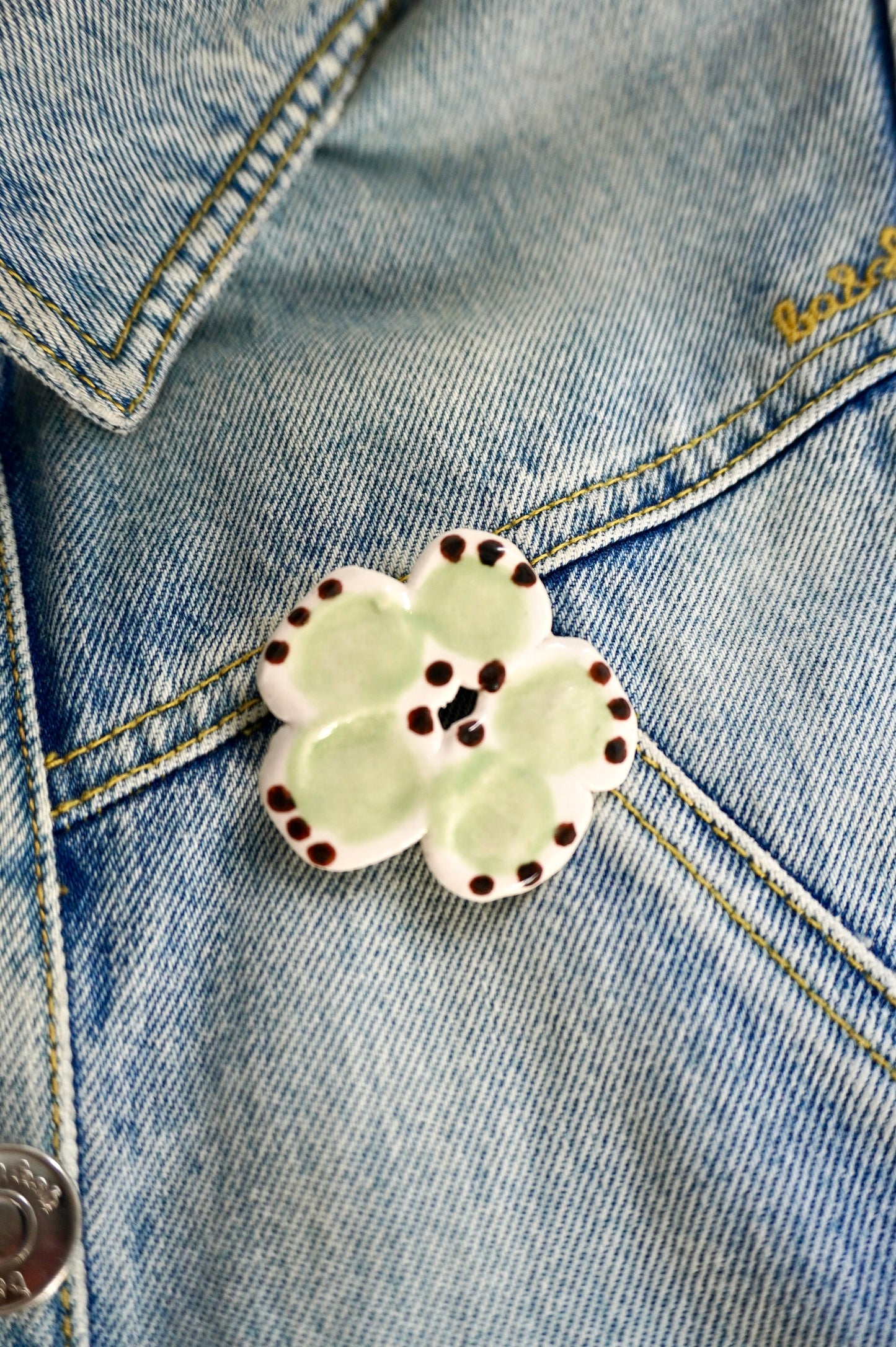 Broches artisanales en grès