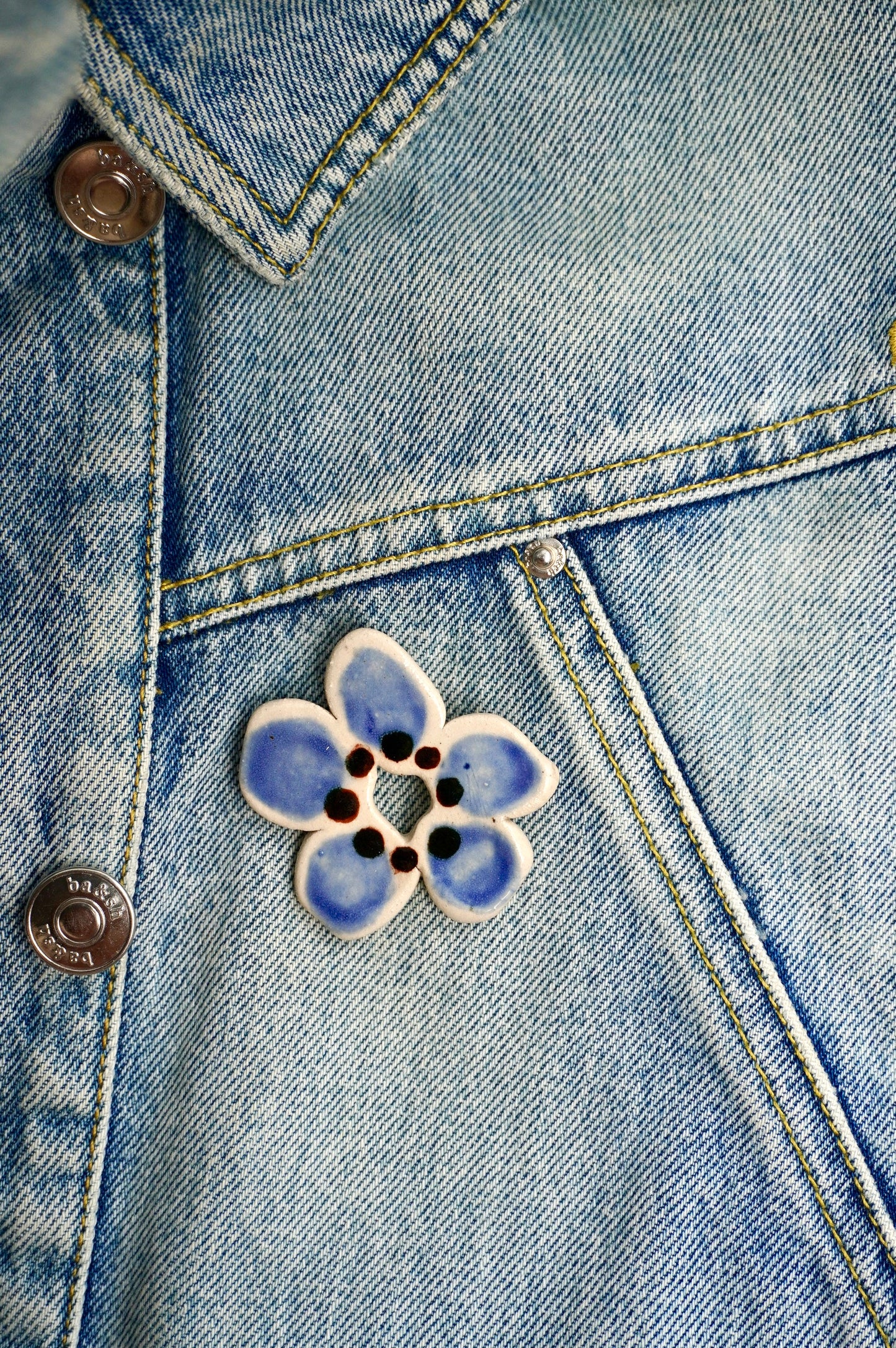 Broches artisanales en grès