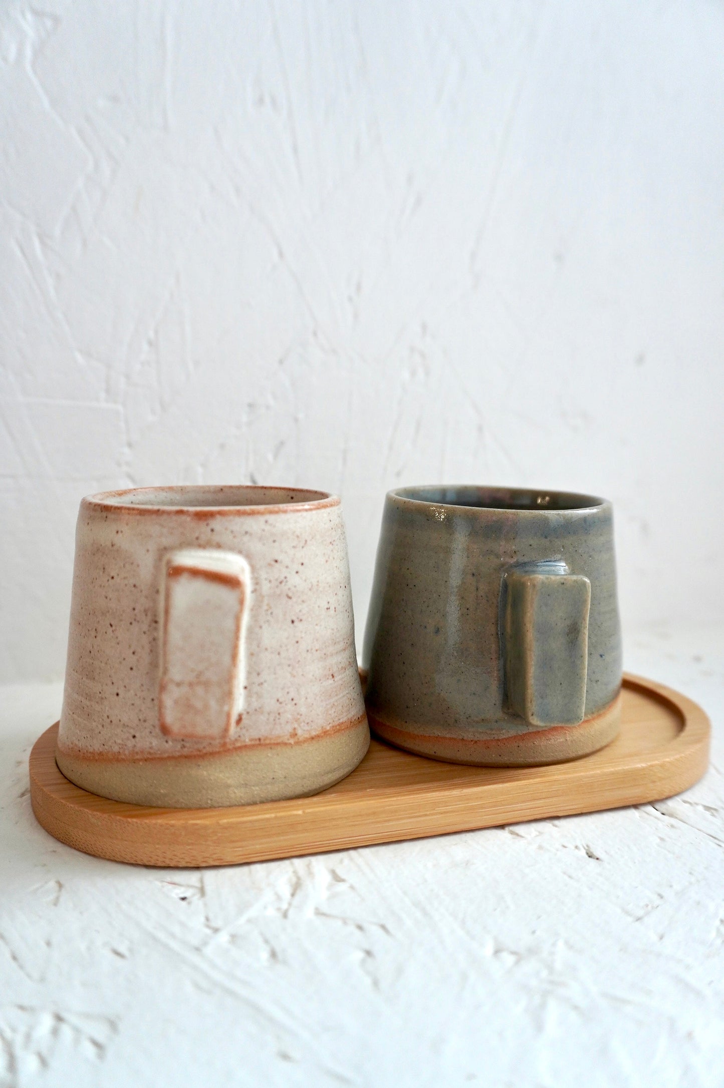 Duo de tasses espresso artisanales en grès avec plateau bambou