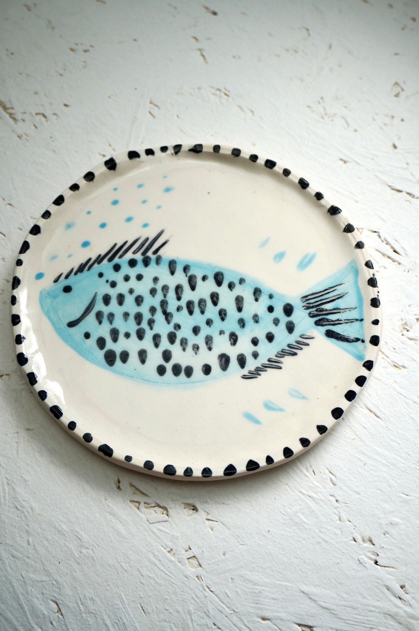 Assiettes apéritives Poissons en grès - peintes à l'engobe