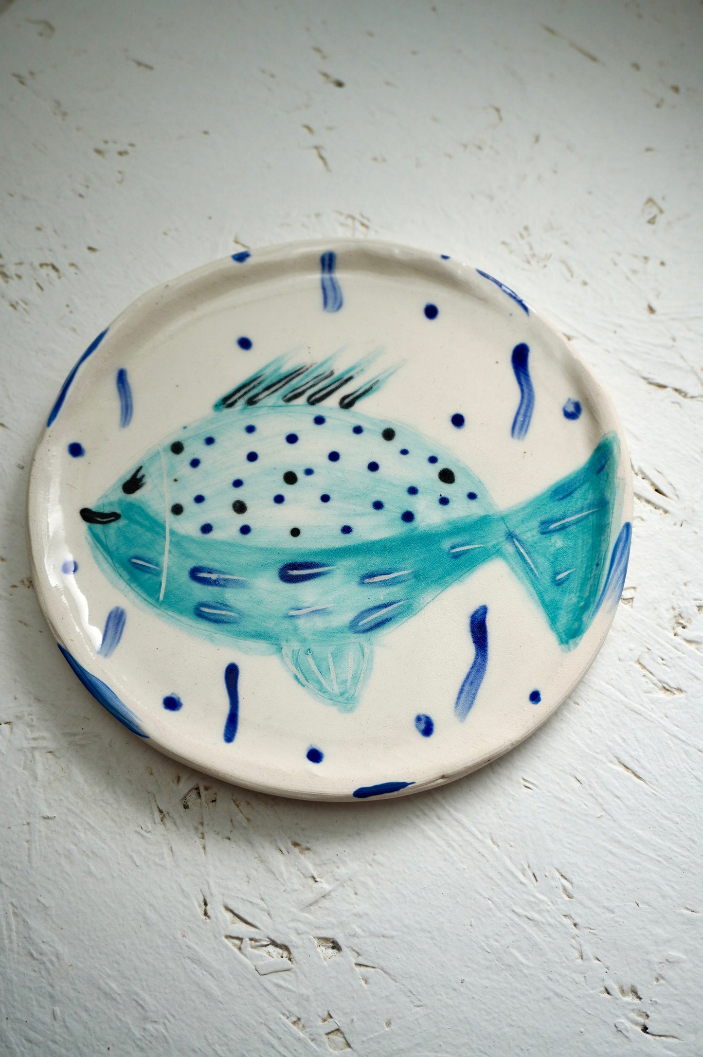 Assiettes apéritives Poissons en grès - peintes à l'engobe