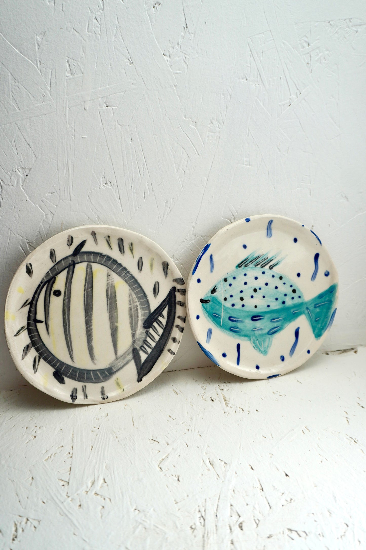 Assiettes apéritives Poissons en grès - peintes à l'engobe