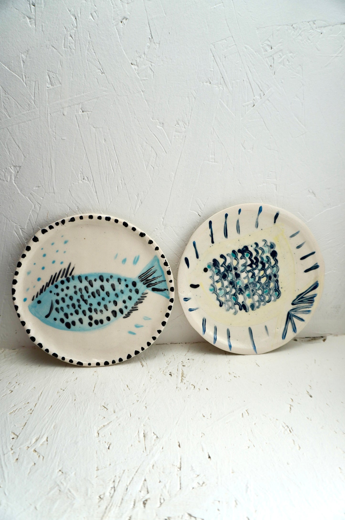 Assiettes apéritives Poissons en grès - peintes à l'engobe