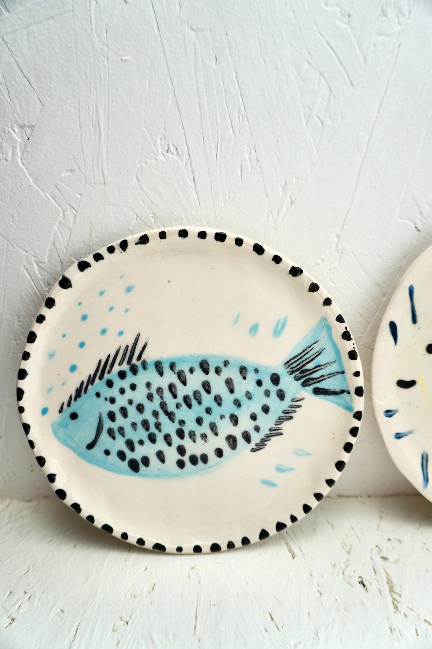 Assiettes apéritives Poissons en grès - peintes à l'engobe