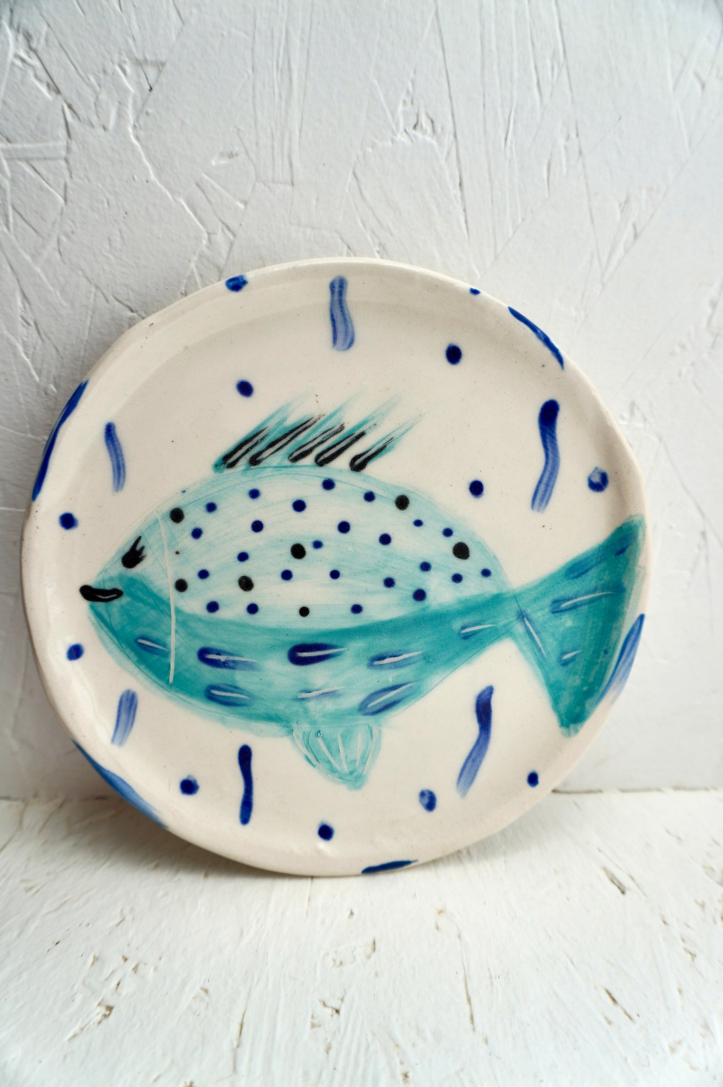 Assiettes apéritives Poissons en grès - peintes à l'engobe