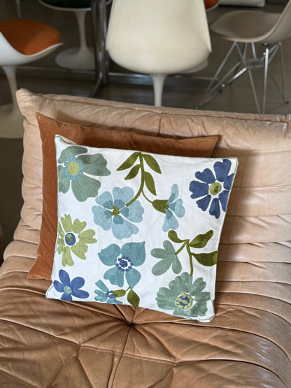 Housses de coussins brodées