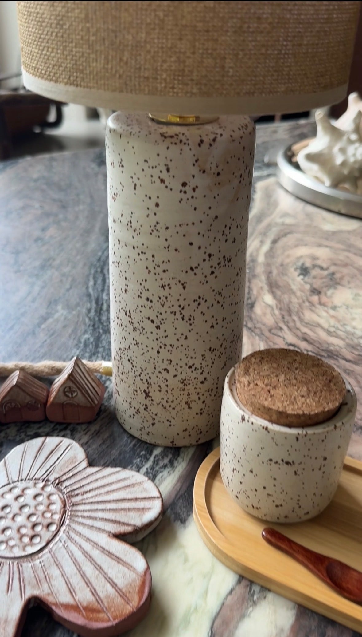 Lampe en céramique artisanale mouchetée et pot avec couvercle en grès, créations faites à la main dans l'atelier Terre NMP à Pau.
