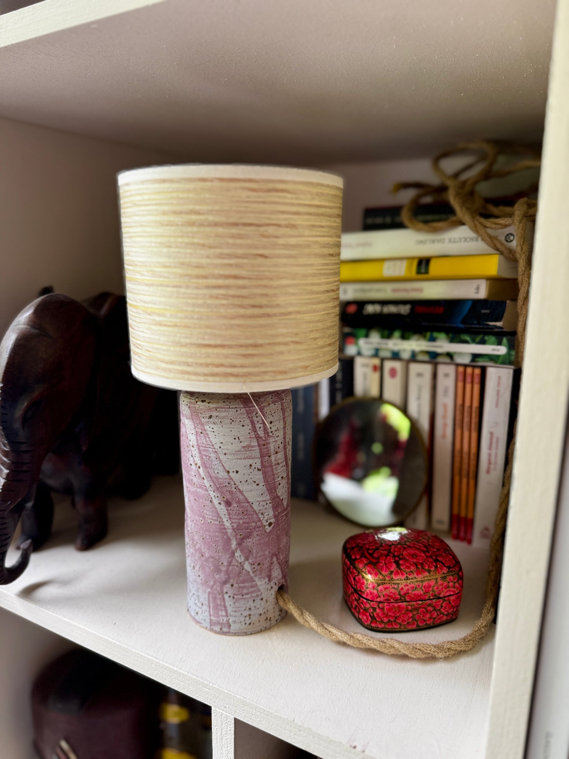 Lampe en céramique artisanale accompagnée d'un pot décoratif en grès, création faite à la main dans l'atelier Terre NMP à Pau.
